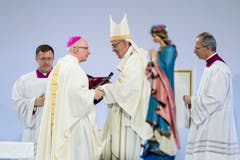 Papst Franziskus mit Bischof Charles Morerod. Bild: Jean-Christoph Bott / Keystone