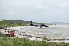Die Plätze in den Propellermaschinen sind rar – und es gibt keine Piste auf der Insel Barra: Die Flieger starten und landen bei Ebbe im nassen Sand.