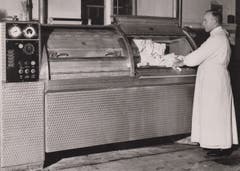 Bruder Wilhelm an der Waschmaschine.