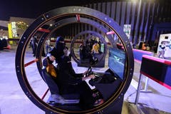 Arabische Frauen bereiten sich auf die Abschaffung des Fahrverbots vor, indem sie an Fahrsimulatoren üben. Bild: Ahmed Yosri/EPA (Riyadh, 21. Juni 2018)
