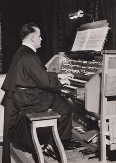 Bruder Basilius an der Orgel.