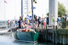 Viele Segelfreunde verfolgten den Stapellauf der «Yamila - Now or Never» am Freitag am Bootshafen Seegarten. (Bilder: Donato Caspari)