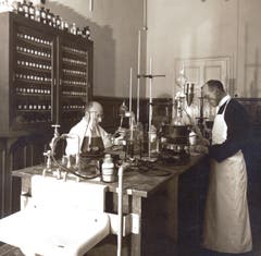 Bruder Adolf mit einem Helfer in der Apotheke.