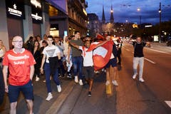Jubelnde Fans ziehen durch die Strassen. (Bild: Jakob Ineichen, Luzern, 22. Juni 2018)