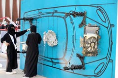 Arabische Frauen erhalten an den Infotagen nicht nur Fahrtipps, sondern auch allerlei andere Informationen über Autos. Bild: Ahmed Yosri/EPA (Riyadh, 21. Juni 2018)