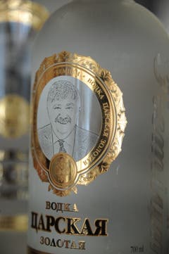 Die Russen machen ihrem besonderen Freund aus Andermatt auch immer wieder besondere Geschenke, wie etwa eine Vodka-Flasche mit dem Bild von Ferdi Muheim auf der Etikette. (Bild: Urs Hanhart, 8. Juni 2018)