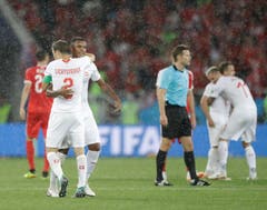Manuel Akanji und Stephan Lichtsteiner (links) freuen sich über den Sieg (Bild: AP Photo/Matthias Schrader)