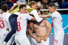 Xherdan Shaqiri wird gefeiert (Bild: KEYSTONE/Laurent Gillieron)
