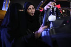 Eine Fahrlehrerin gibt einer arabischen Frau Fahrtipps.Bild: Sean Gallup/Getty (Jeddah, 21. Juni 2018)