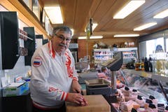 Ferdi Muheim mit Russland-Jacke in seiner Metzgerei in Andermatt. (Urs Hanhart, 8. Juni 2018)