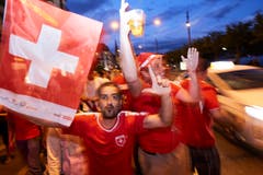 Fahnen werden geschwungen (Bild: Jakob Ineichen, Luzern, 22. Juni 2018)
