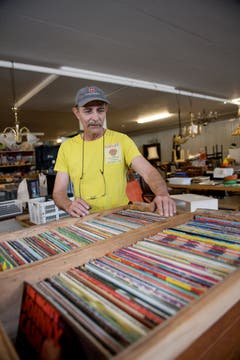 Robert Honegger studiert seine Plattensammlung.