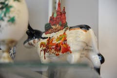 In seiner Metzgerei in Andermatt finden sich überall kleine Souvenirs aus der zweiten Heimat von Ferdi Muheim, Russland. (Bild: Urs Hanhart, 8. Juni 2018)