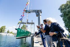 Heinrich-Werft-Chef Peter Minder (mitte) freut sich mit den neuen Eigentümern Helmut und Ute Schlotterer. (Bilder: Donato Caspari)