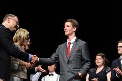 Nach erfolgreich bestandener Matura nahmen sie endlich ihr Maturazeugnis in Empfang. (Bild: Urs Hanhart (Altdorf, 22. Juni 2018))