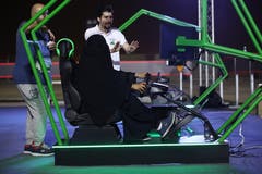 Eine Frau im Niqab versucht die Fahrsimulation. Bild: Sean Gallup/Getty (Jeddah, 21. Juni 2018)