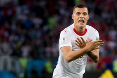 Granit Xhaka, der das erste Goal für die Schweiz holte, macht die umstrittene Geste ebenfalls (KEYSTONE/Laurent Gillieron)