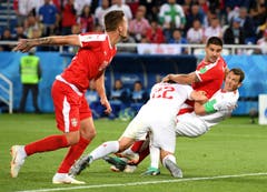 Die Schweizer Fabian Schär und Stephan Lichtsteiner stossen im Penalty-Raum mit dem serbischen Spieler Aleksandar Mitrovic zusammen (Bild: Matthias Hangst/Getty Images)