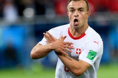 Mittelfeldspieler Xherdan Shaqiri macht die umstrittene Geste des Kosovo-Doppeladlers. (Bild: KEYSTONE/Laurent Gillieron)
