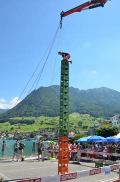 17 Harassen hoch ist der Turm. Die Zuschauer warten gebannt: Gelingt es Gaétan, auf der obersten Harasse aufzustehen?