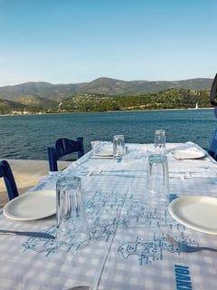 Im Hafen von Argostoli (Kefalonia) tafelt man direkt am Wasser.