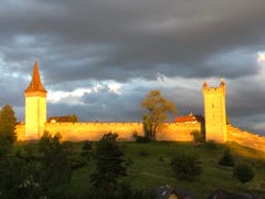 Abendstimmung über dem Mändli- und Luegislandturm in Luzern. (Bild: Peter Keist)