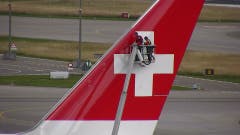Bitte Schweizer Kreuz für die WM schön sauber machen! (Bild: Stefan Luzi)