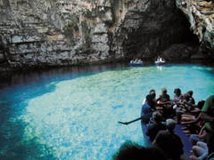 Türkisblaues Wasser und Lichtspiele an den Wänden erwarten die Besucher in der Melissani-Höhle auf Kefalonia. (Bilder: Rita Kohn)