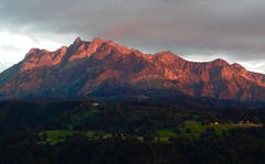 Welch eine Farbstimmung: Blick vom Sonnenberg auf die Pilatuskette. (Bild: Heinz Schürmann)