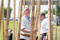 Alphornblasen auf dem Fussballplatz Wissenhusen. (Bild: Eveline Beerkircher (Schötz, 23. Juni 2018))