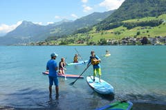 Wasserratten versuchten sich im Stand-up-Paddling.