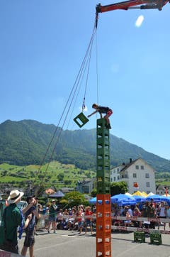 Der 11-jährige Gaétan Duvanel von der Pfadi Buochs beim Harassenklettern am Buochser Summerfäscht. Dieser Turm wäre manchem schon zu hoch... (Bilder: Franziska Herger (Buochs, 23. Juni 2018))