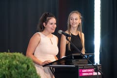 Die Maturandinnen Elisa Hage (links) und Miriam Mende kamen in ihrer Rede zum Schluss: "Wir sind im Ansatz erwachsen geworden."