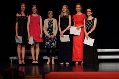 Gemeindepräsidentin Lea Herzog mit den besten fünf Absolventinnen (von links): Sarah Blümli, Katja Moos, Luana Kurmann, Ayla Limacher und Rahel Herzog. (Bild: PD)