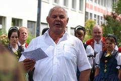 OK-Präsident Chläus Hörler beim Apéro für die Ehrengäste.