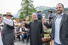 Anstossen mit Klosterwinzer Beat Burkhardt (rechts im Bild).