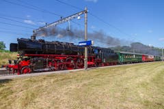 Überführung der Dampflok 01 202 von Lyss ins Verkehrshaus Luzern während der Sanierungsarbeiten am Depotgebäude in Lyss. Die Lok wird im Verkehrshaus bis ca. August ausgestellt sein. (Bild: Erich Würgler (Mühlau, 23. Juni 2018))