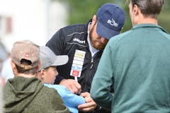 Junge Fans auf Jagd nach Unterschriften.