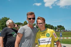 FC St. Gallen-Sportchef Alain Sutter nahm sich für ein Erinnerungsfoto mit Damian Scherrer Zeit. (Bild: Beat Lanzendorfer)