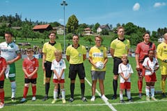 Bei idealen äusseren Bedingungen trat der FC St. Gallen am Samstag zum Testspiel in Bazenheid an (1:1). Für Damian Scherrer bleibt der Tag unvergessen, er durfte den Matchball aufs Feld tragen. (Bild: Beat Lanzendorfer)