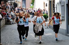 Huttenrennen der Frauen mit Körben auf dem Rücken. (Bild: Stefan Kaiser (Zug, 25. Juni 2018))