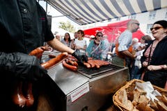Auf dem Landsgemeindeplatz gabs Frisches vom Grill. (Bild: Stefan Kaiser (Zug, 25. Juni 2018))