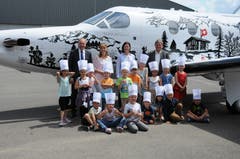 Zum Schluss gab es noch die Fotosession vor einem Flugzeug von Pilatus. Kindergarten 1e Buochs.