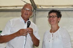 Richard Arnold, Kirchenratspräsident von Flüelen bedankte sich bei Priska Bucheli für die gute Zusammenarbeit. (Bild: Georg Epp (Sisikon, 24. Juni 2018))