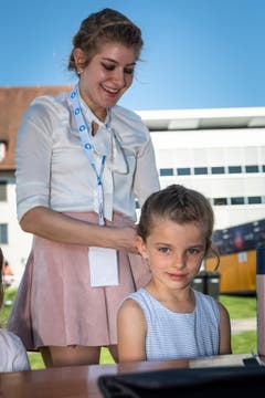 Auf der Rössliwiese konnten sich die Kinder auch frisieren lassen (Bild: Christian H. Hildebrand, 23. Juni 2018).