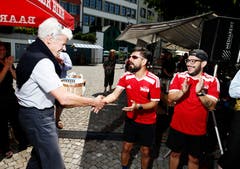 Daniel Burch, Präsident Zuger Kantonsrat übergibt Boris Alonso Sosa Centeno und Ricardo Cerdas Cortes den Preis für den vierten Platz. vlnr. (Bild: Stefan Kaiser (Zug, 25. Juni 2018))