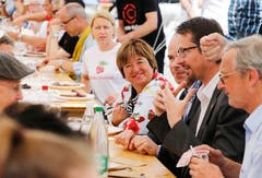 Stadträtin Vroni Straub mischte sich unters Volk. (Bild: Stefan Kaiser (Zug, 25. Juni 2018))
