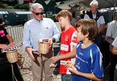 Hugo Halter, Präsident GGR übergibt den Preis für den ersten Platz des Kindersturm an Tobias Furrer und Loris Keller. vlnr. (Bild: Stefan Kaiser (Zug, 25. Juni 2018))