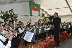 Mit Brillanter Blasmusik unter der Leitung von Paul Gisler gratulierte die Musikgesellschaft Sisikon zum Jubiläum. (Bild: Georg Epp (Sisikon, 24. Juni 2018))