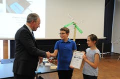 Pilatus Personalchef Kurt Bucher zeichnet die Buochser Anna Käppeli und Fabio Mathis für ihr Projekt Fanas Tauchgerät aus.